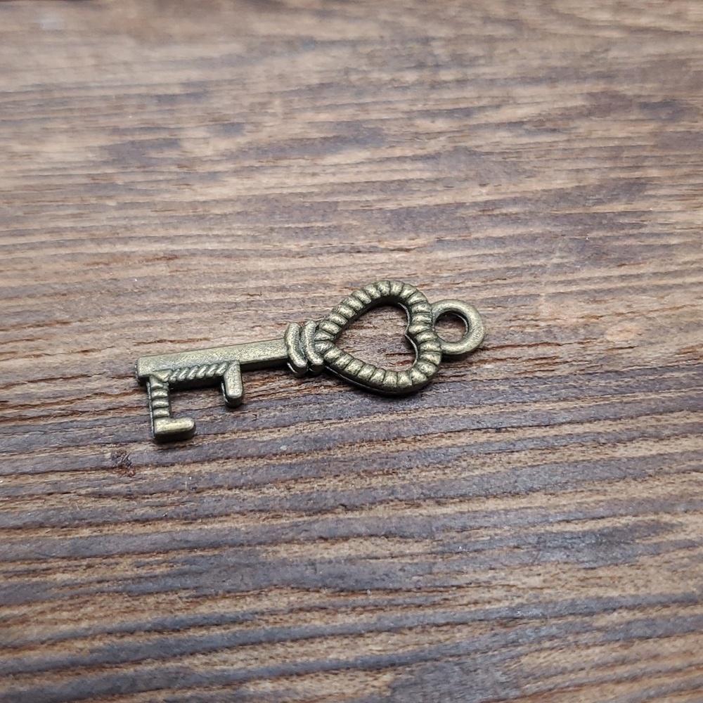 P114 heart key charmโ pendant